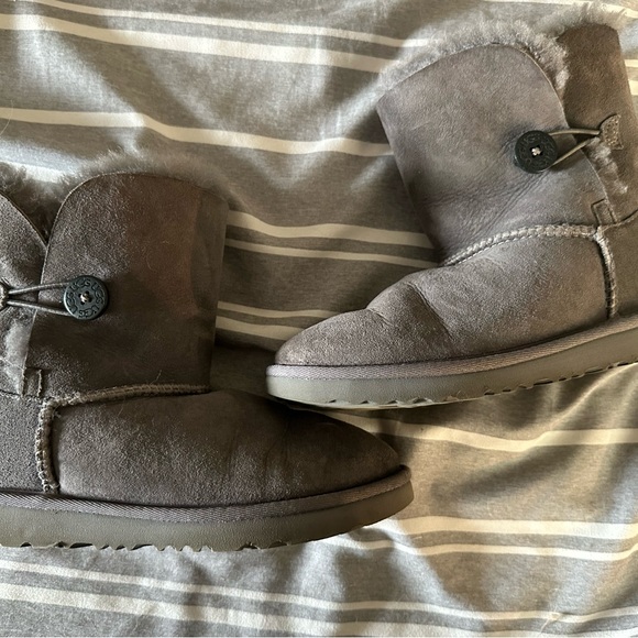 Ugg Bailey Button - Picture 2 of 2